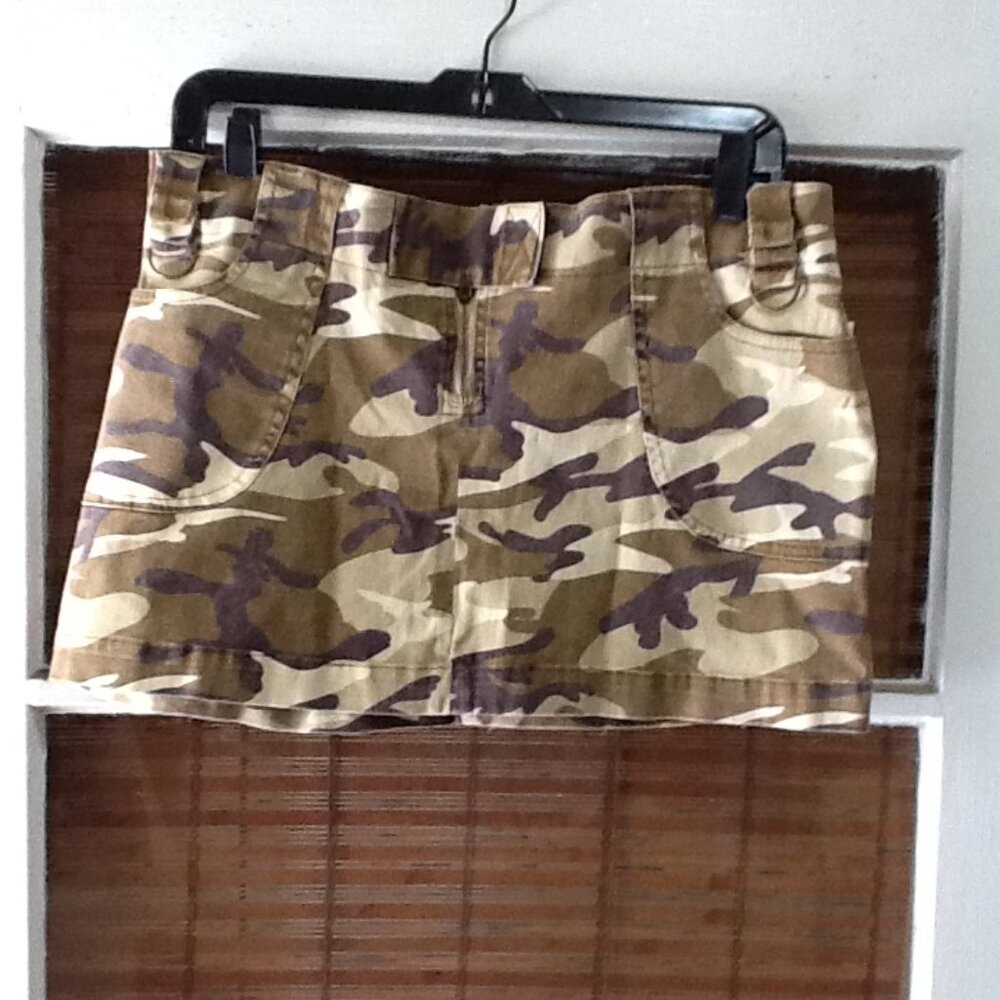 NWT Mini Camo Skirt Size L